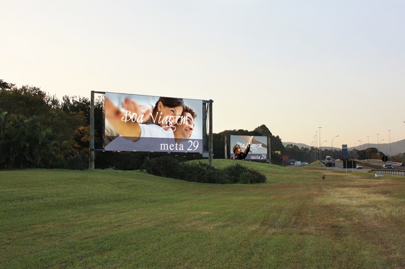 Painis iluminado na Rodovia Hlio schimidt sentido Aeroporto de Cumbica em Guarulhos  com a newBRAsil publicidade (11) 2484-8277