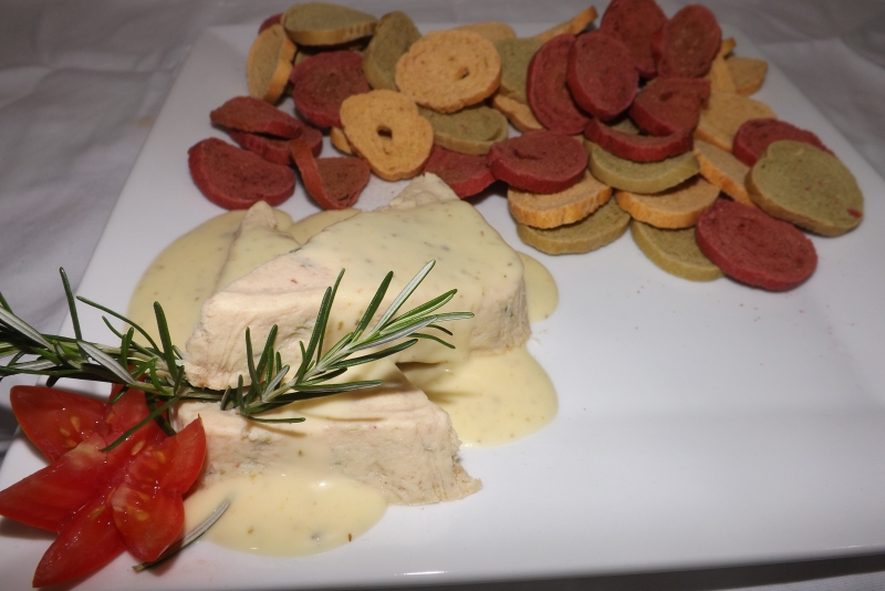 Terrine de frango defumado ao molho e mostarda em torradas coloridas