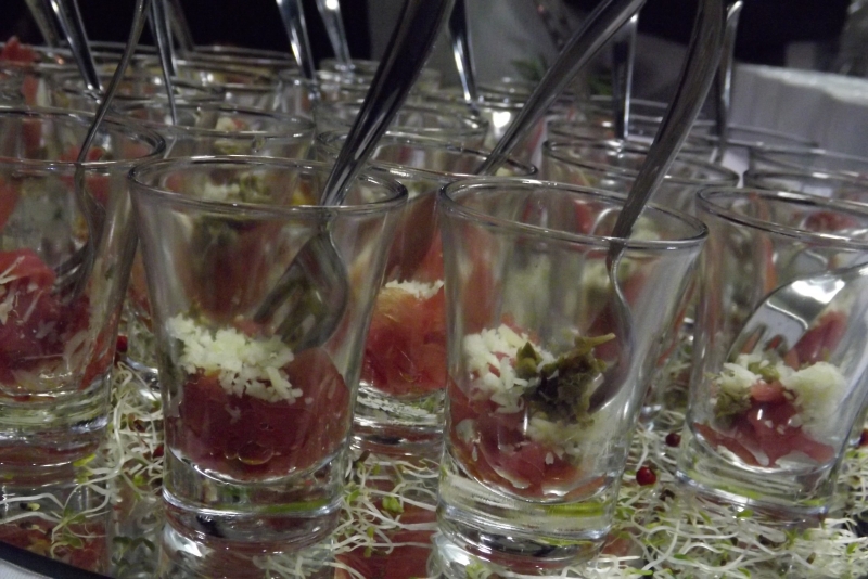 Verrine de carpaccio bovino ao molho de alcaparras e parmeso ralado