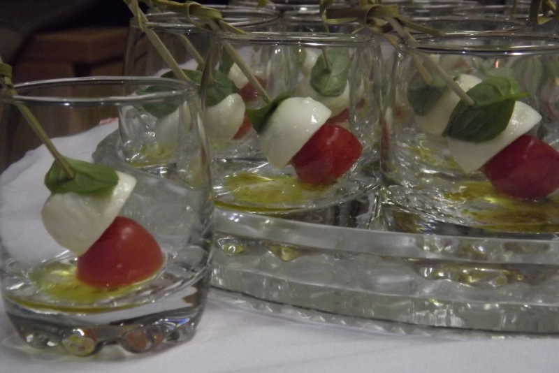 Canapés de búfala, tomate cereja ao pesto de manjericão