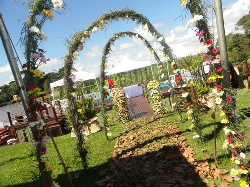 Arcos com flores do campo