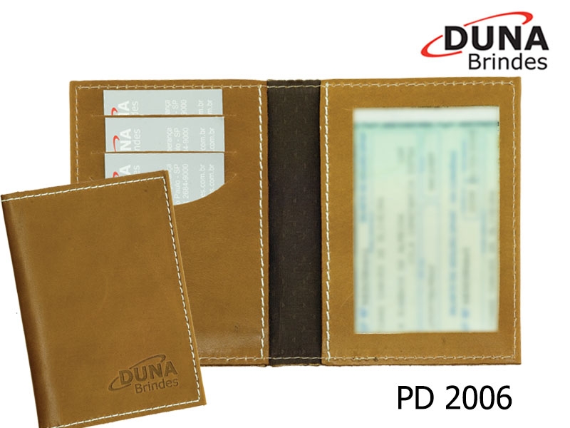 Porta Documentos PD 2006 - Personalizado com seu logotipo em baixo relevo ou silk screen, com moldura, três divisórias para cartões e duas divisórias para documentos, confeccionado em Couro Legítimo, Couro Sintético ou Couro Ecológico (Recouro).