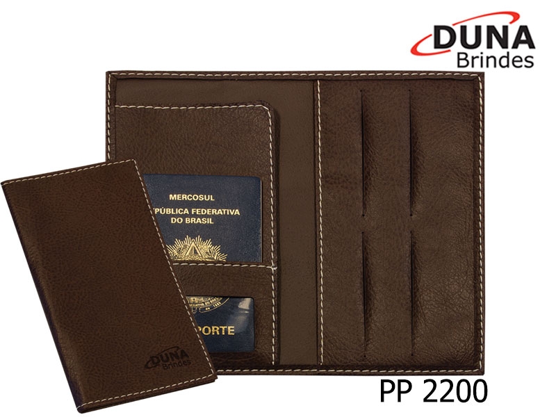 Porta Passaporte PP 2200 - Personalizado com seu logotipo em baixo relevo, com aba para vouchers, bolso de documentos e quatro porta cartes confeccionado em Couro Legtimo, Couro Sinttico ou Couro Ecolgico (Recouro). 