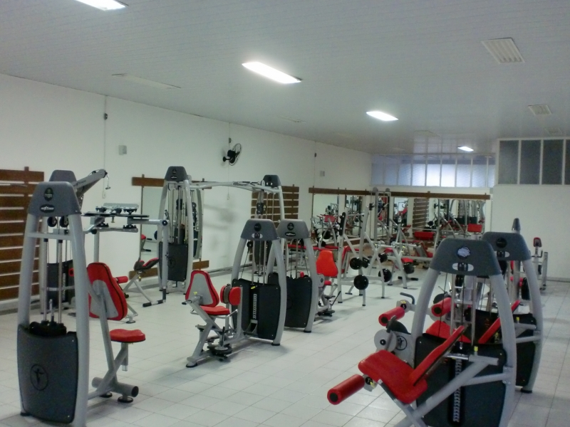 Salão principal - área de musculação, condicionamento físico e treino aeróbio