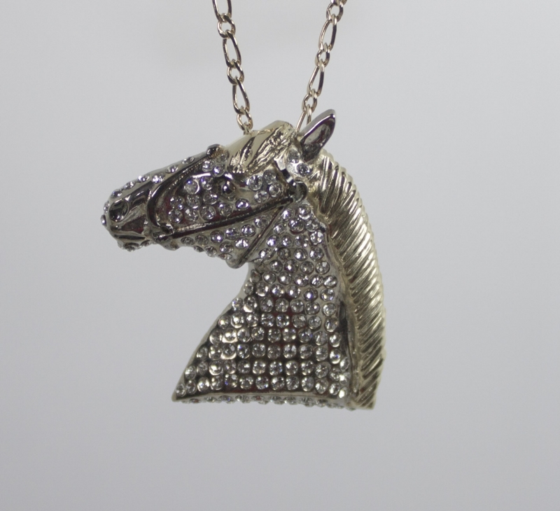 Pingente Cavalo Branco com corrente masculina, pedras cristal  joia com aplique de rodio negro - Joias carmine
