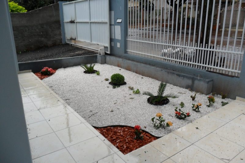 paisagismo com pedras brancas e seixo ceramico- centro de paiçandu