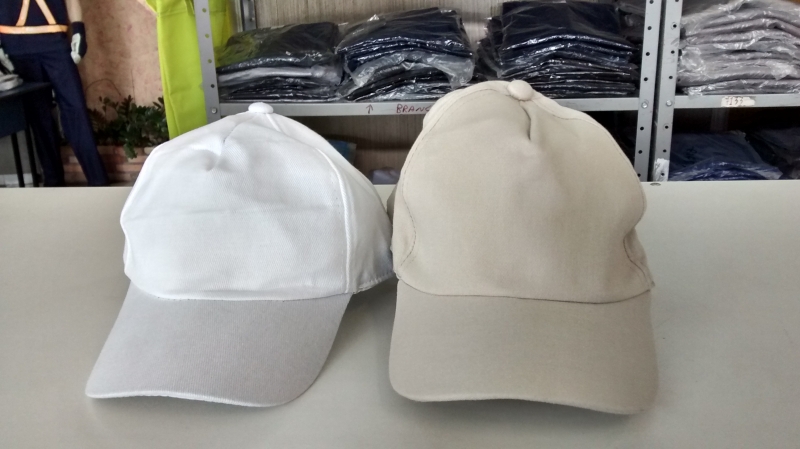 Boné de brim para uso profissional, brindes e eventos. Pode ser personalizado com a logomarca de sua empresa ou qualquer outra identificação.