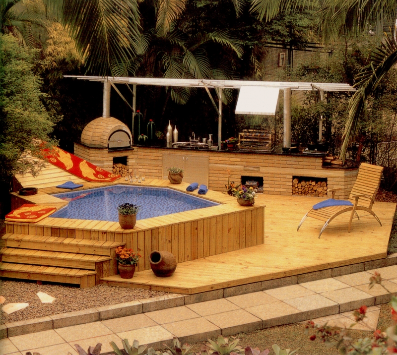 piscina, churrasqueira, forno a lenha, deck. Este belissimo projeto foi desenvolvido pelo arquiteto Arnaldo Muzio Jr e executado pela Bella Telha. Visite nosso show room e surpreenda-se.. 11-4555-5444