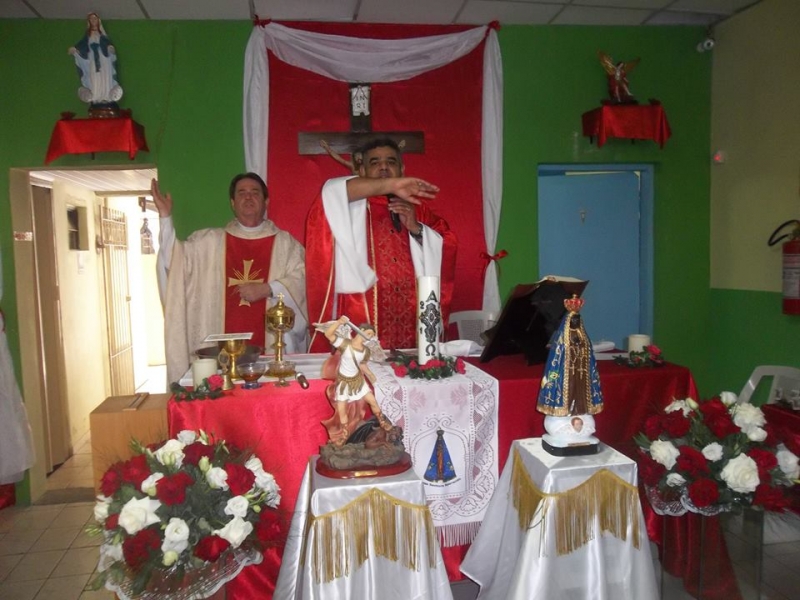 Padre Miguel Arcanjo no altar 