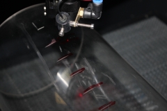 Gravação a laser em tubo de acrílico.