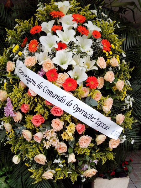 Coroa de Flores em  lírios, gérberas e rosas