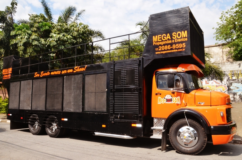 Trio Elétrico Terremoto / Trucado. O mais potente e moderno trucado de São Paulo. Veículo para evento de grande porte, com técnico de som incluso, microfones, kit bateria, gerador próprio, cobertura e muito mais! Venham conhecer pessoalmente e fazer um teste! 11-2086-9595 - 9-4747-8538