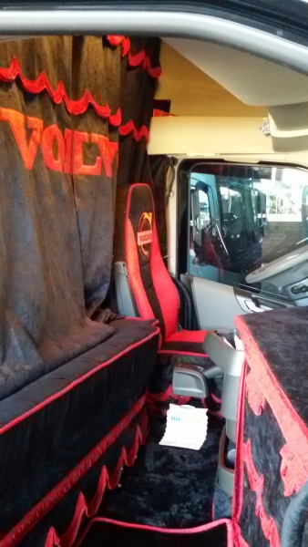 TAPEÇARIA PRETA COM VERMELHO VOLVO FH 16