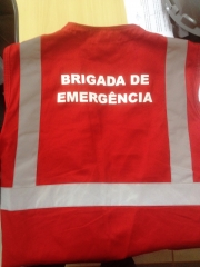 Colete brigada de emergência em brim vermelho, com refletivo