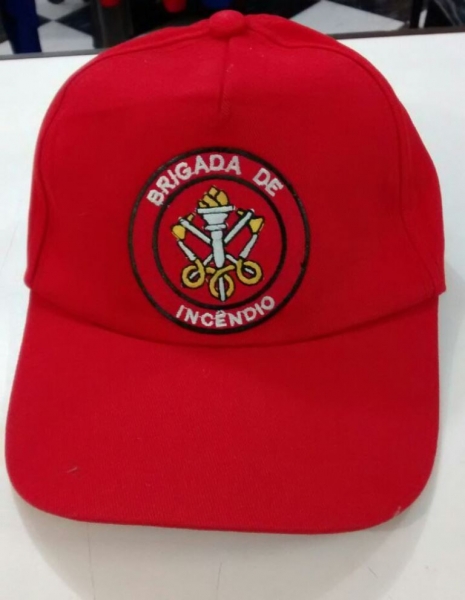 Boné brigada de incêndio confeccionado em brim vermelho, com emblema da brigada de incêndio bordado na frente. Utilizado para identificar membros da brigada de incêndio de empresas, instituições públicas ou privadas, condomínios residenciais e comerciais, dentre outros.