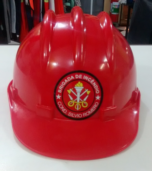 Capacete vermelho com adesivo brigada de incêndio para brigadistas