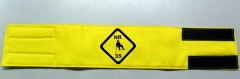 Braadeira trabalho em altura em brim amarelo com estampa do emblema nr35 em preto. usada para identificar funcionrios que trabalham em alturas.