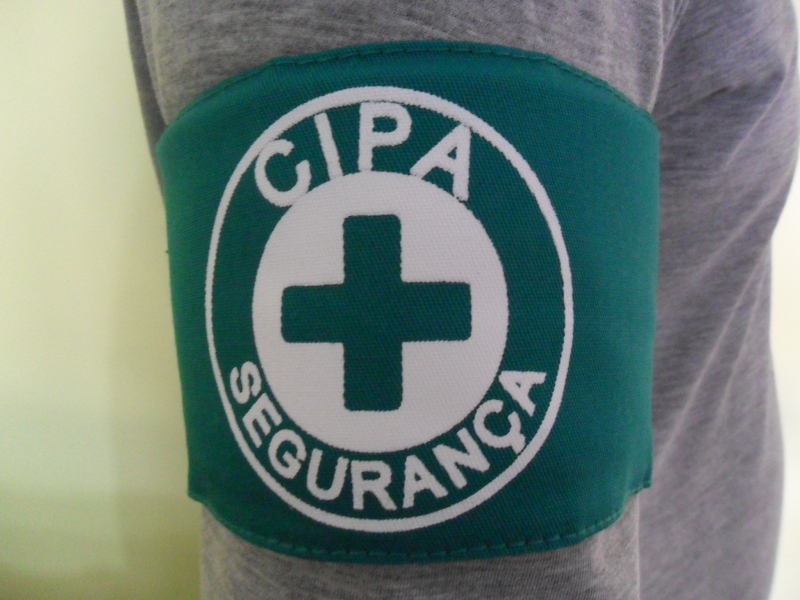 Braçadeira CIPA Segurança em brim verde bandeira, com estampa em branco. Utilizada para identificar membros da CIPA de empresas em  geral.