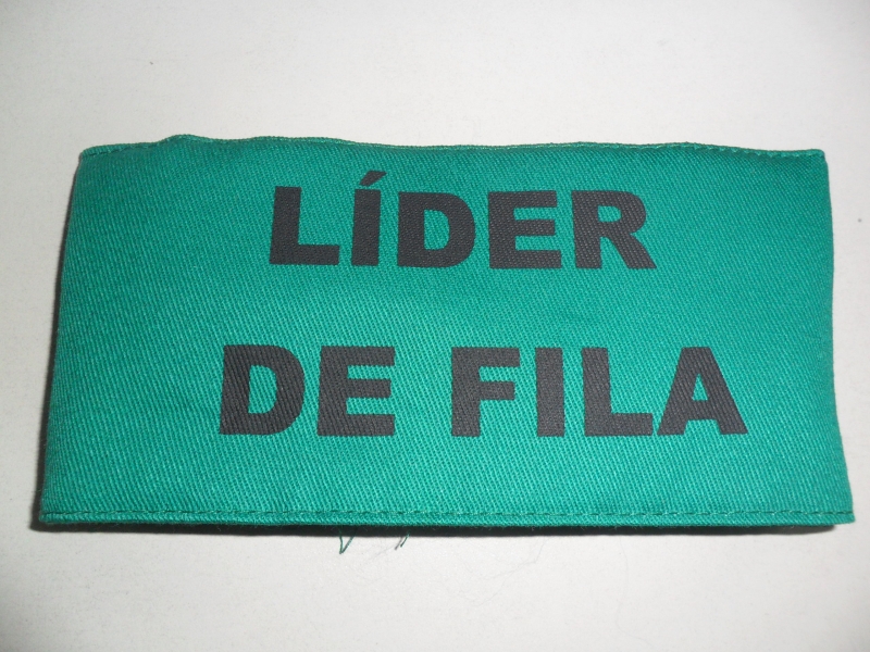 Braçadeira líder de fila para identificar as pessoas que vão comandar as filas de rota de fuga, em caso de acidente ou simulação de abandono de área. Em brim verde, mas pode ser na cor que preferir.