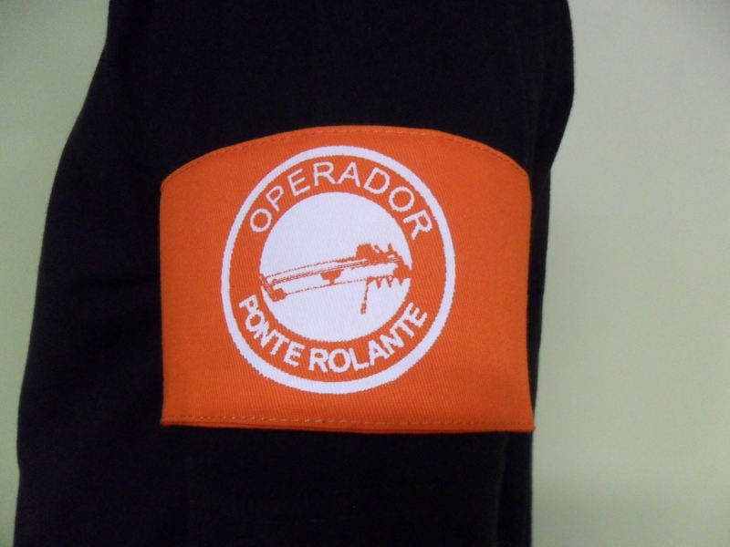 Braadeira operador de ponte rolante em brim laranja, estampada em silk screen branco.