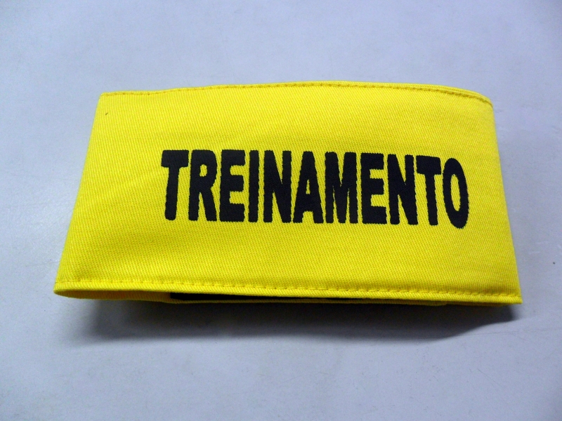 Braadeira para treinamento em brim amarelo, estampada em silk screen preto