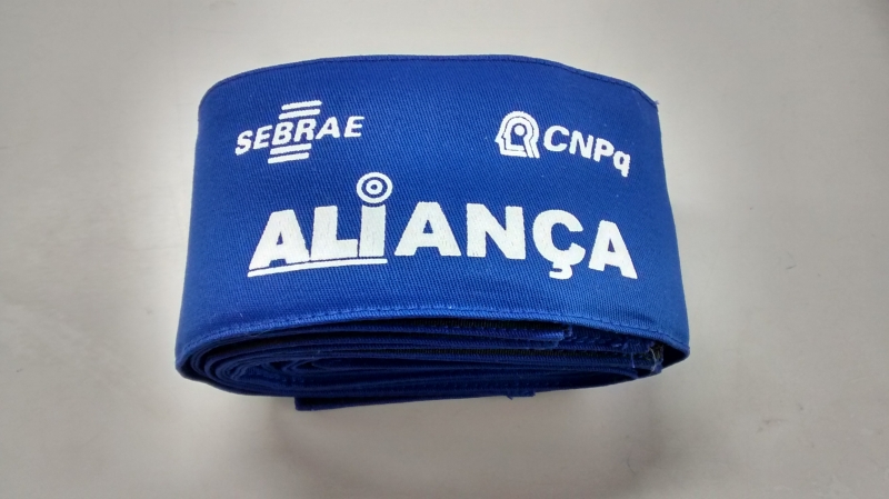 Braçadeira personalizada com logomarcas, estampada em silk screen.