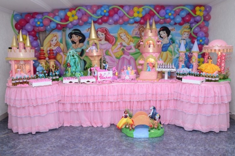 Tema As Princesas da Maria Fumaa Festas. Sua festa infantil decorada com peas exclusivas e diferenciadas. Confira mais detalhes em nosso portal (www.mariafumacafestas.com.br).