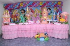 Tema as princesas da maria fumaça festas. sua festa infantil decorada com peças exclusivas e diferenciadas. confira mais detalhes em nosso portal (www.mariafumacafestas.com.br).