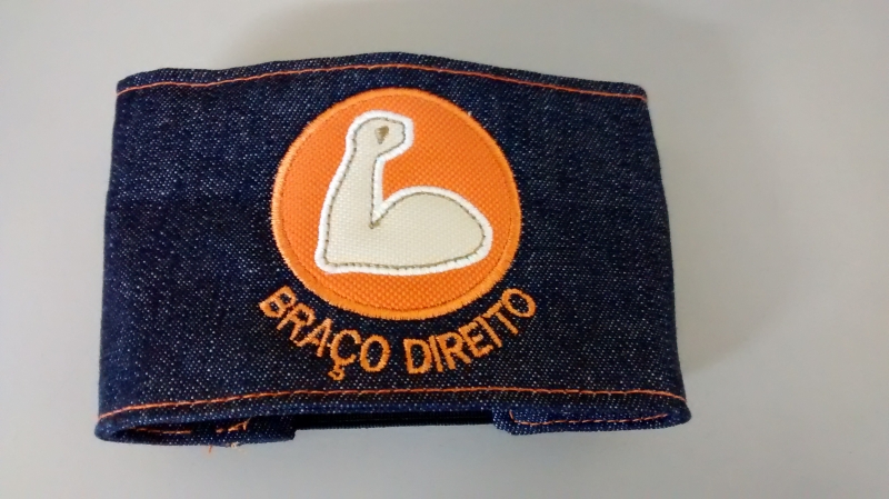 Braçadeira de identificação em jeans, personalizada com bordado