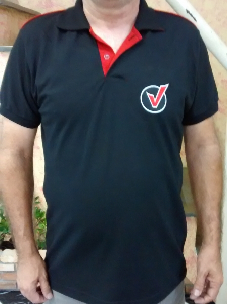 Camisa polo em malha Piquet, manga curta, com logo bordado no peito