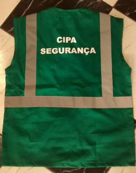 Colete de brim verde com emblema da  CIPA estampado no bolso e CIPA SEGURANÇA estampado nas costas.