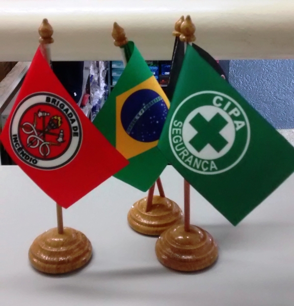 Bandeirinha de mesa para identificao de membros da CIPA, brigada de incndio ou ambos.  Medindo 18 cm de altura, da base at a ponteira, bandeira medindo 6 cm X 11 cm de tecido polister, base 20 mm, mastro 4 mm e ponteira de madeira. Ideal para brindes de final de ano, lembrana para formando em tcnico de segurana do trabalho, brigadista e lembrana de eventos como SIPAT, treinamento, dentre outros. 