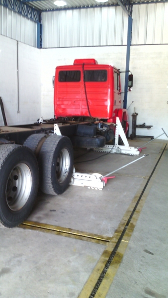 Alinhamento a laser do chassi do caminho truck Mercedez Benz