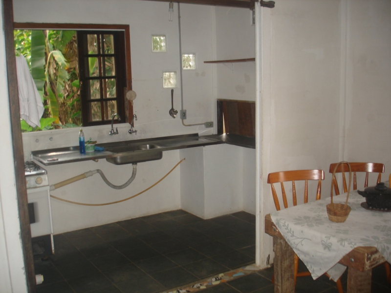 Sala de refeição e parte da cozinha.