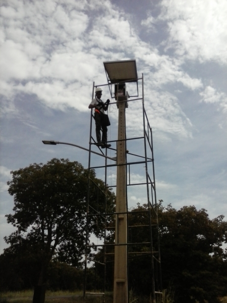 Poste e iluminação publica solar