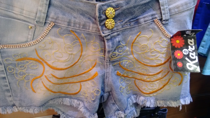 Modelo de bordado para shorts feminino. Parte da frente, podendo variar tamanhos e cores. Sofisticando a peça com baixo custo.