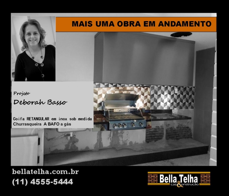 obra em andamento, churrasqueira a gás e a bafo, churrasqueira com coifa inox retangular, coifa para churrasqueira e  cooktop, projeto da arquiteta Deborah Basso. OBRA EM ANDAMENTO