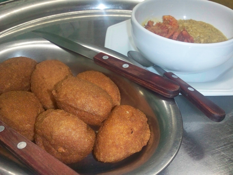 Porção de sete mini acarajés. Você mesmo monta os acarajés com vatapá, camarão e salada.  