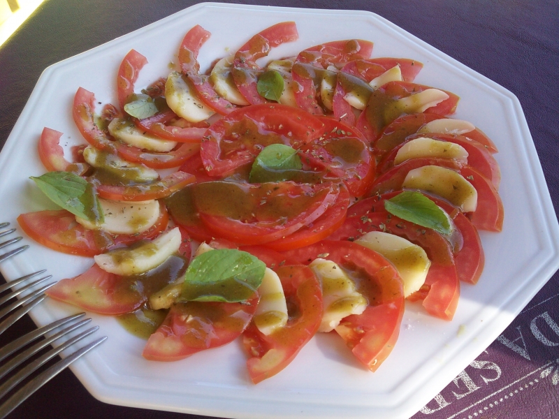 Salada caprese ao molho pesto. Tomates frescos ou tomates secos.