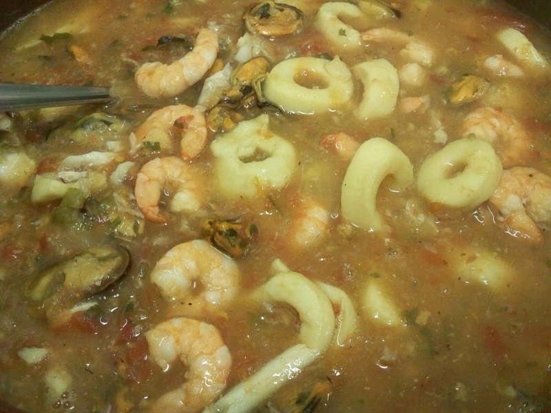 Caldeirada de frutos do mar. Mexilhões, peixe, lula e camarões. Cozidos na panela de barro. É demais!