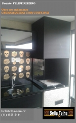 Churrasqueira de apartamento com coifa box na cor preta. www.bellatelha.com.br