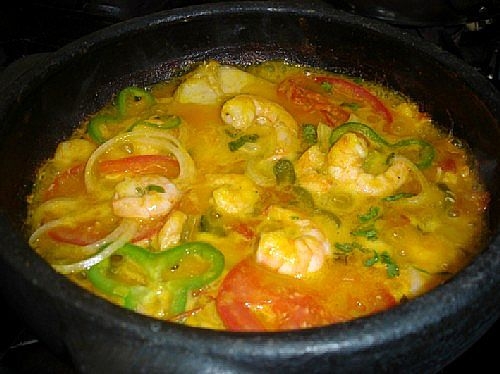 Maravilhosa moqueca de peixe e camarão servida em panela de barro!