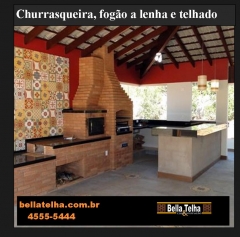Area gourmet com churrasqueira com forno e fogão a lenha acoplado. |ligue 11 4555-5444 whats 11 94031-0808 www.bellatelha.com.br