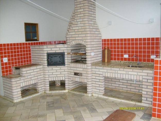 Area externa com churrasqueira e forno a lenha de alvenaria com gabinete para pia, construidos artesanalmente em tijolos aparentes pela Bella Telha @bellatelha #bellatelha #sp www.bellatelha.com.br 11-4555-5444 whats 11 94031-0808 #churrasqueira #churrasqueiradealvenaria #churrasqueiradetijolo #tijoloaparente #tijolo #tijoloaparente #areaexterna #areagourmet #espaçogourmet #terraçogourmet 