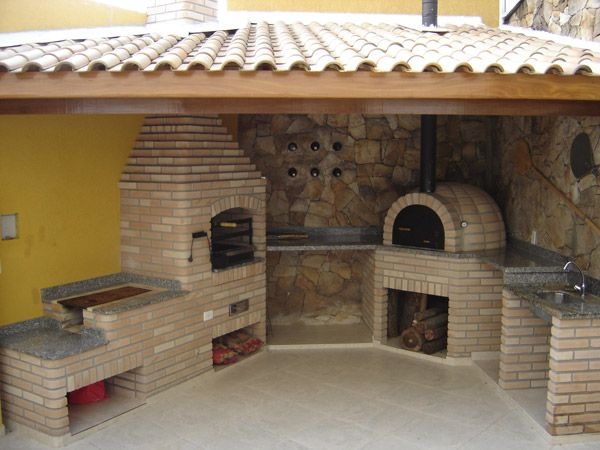 Area externa com churrasqueira com fogao a lenha acoplado e forno igloo a lenha, com gabinete para pia, construidos artesanalmente em tijolos aparentes pela Bella Telha @bellatelha #bellatelha #sp www.bellatelha.com.br 11-4555-5444 whats 11 94031-0808 #churrasqueira #churrasqueiradealvenaria #churrasqueiradetijolo #tijoloaparente #tijolo #tijoloaparente #areaexterna #areagourmet #espaçogourmet #terraçogourmet