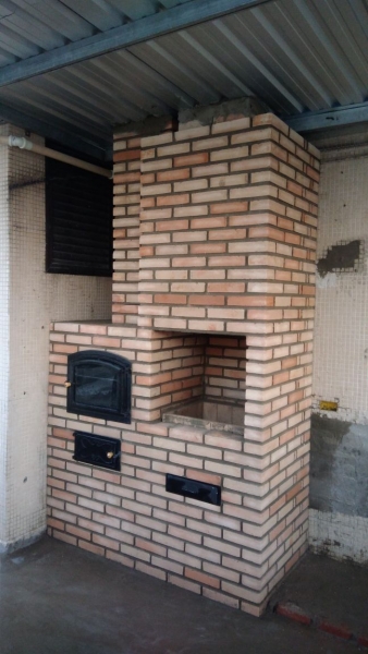 Area externa com churrasqueira formato caixa e forno a lenha modelo napolitano de alvenaria com gabinete para pia, construidos artesanalmente em tijolos aparentes pela Bella Telha @bellatelha #bellatelha #sp www.bellatelha.com.br 11-4555-5444 whats 11 94031-0808 #churrasqueira #churrasqueiradealvenaria #churrasqueiradetijolo #tijoloaparente #tijolo #tijoloaparente #areaexterna #areagourmet #espaçogourmet #terraçogourmet