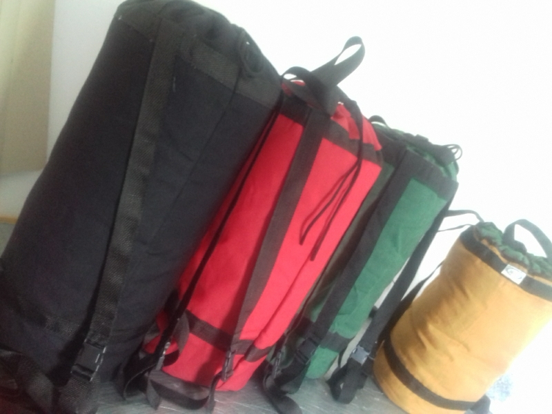 Bolsas para cordas e Equipamentos, fabricadas em lona medidas  60 x 25  com alça tipo mochila e 2 alças laterais