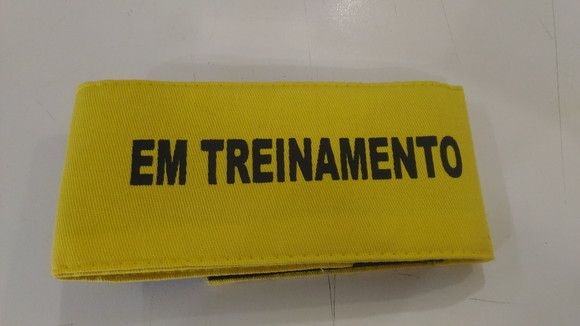 Braçadeira em treinamento para identificar o colaborador que está sendo treinado para a atividade que vai exercer em sua empresa.