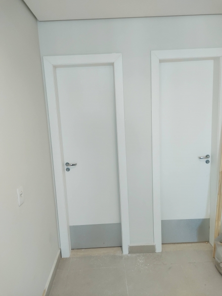 Portas de banheiro PCD em fórmica total ( folha, batente e guarnição)  e faixa de aço inoxidável .