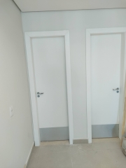 Portas de banheiro pcd em frmica total ( folha, batente e guarnio)  e faixa de ao inoxidvel .